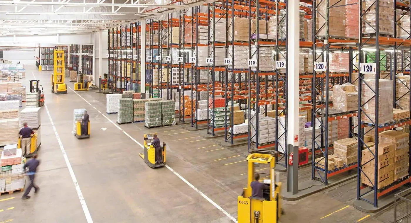 Allées d'un entrepôt logistique avec transpalettes