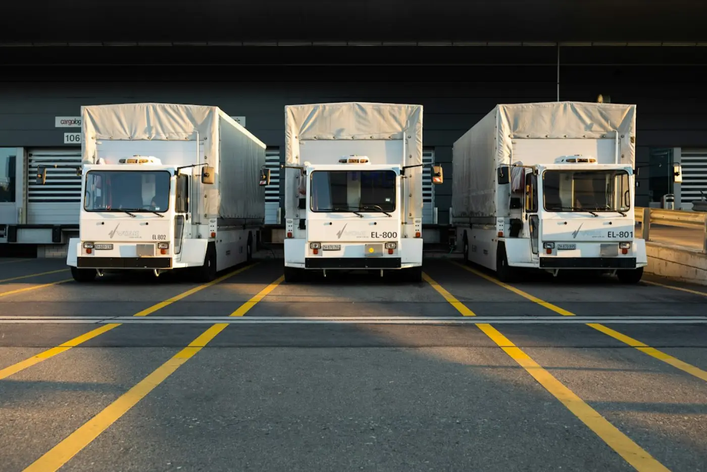 Camions de livraison à quai